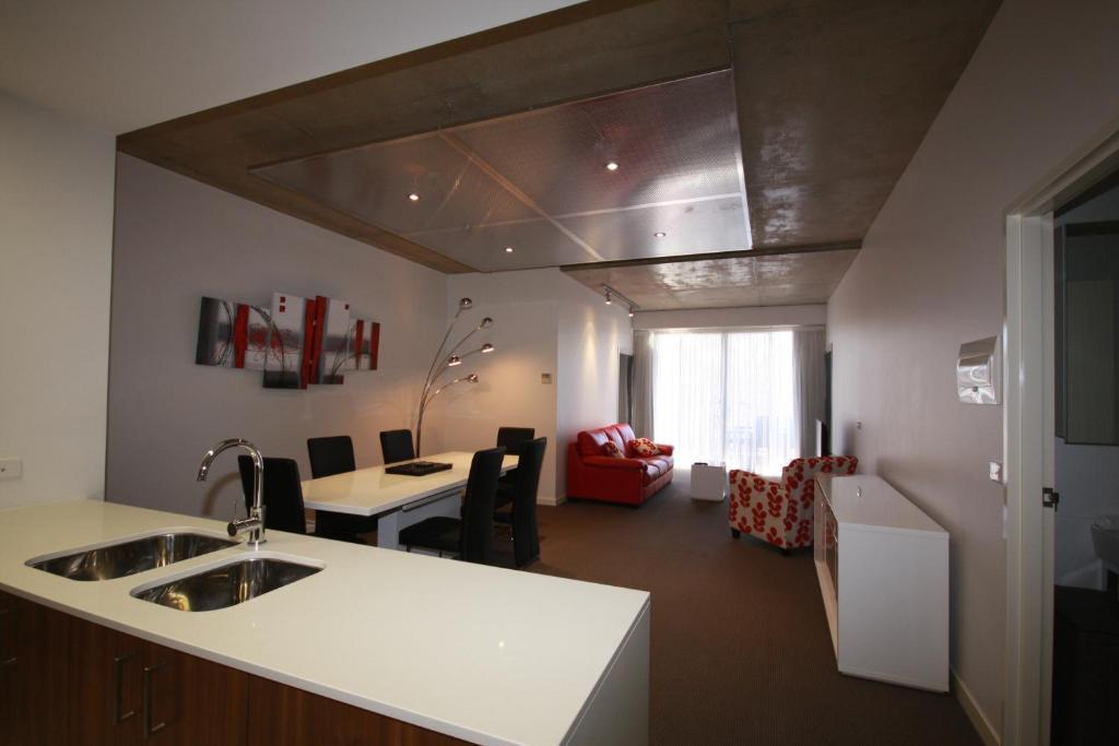 Lj Hooker Manuka Prestige Aparthotel